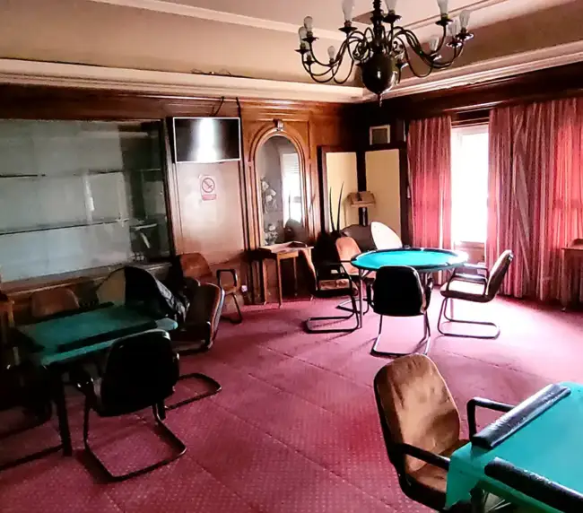Detalle de carpintería y acabados de un salón histórico restaurado