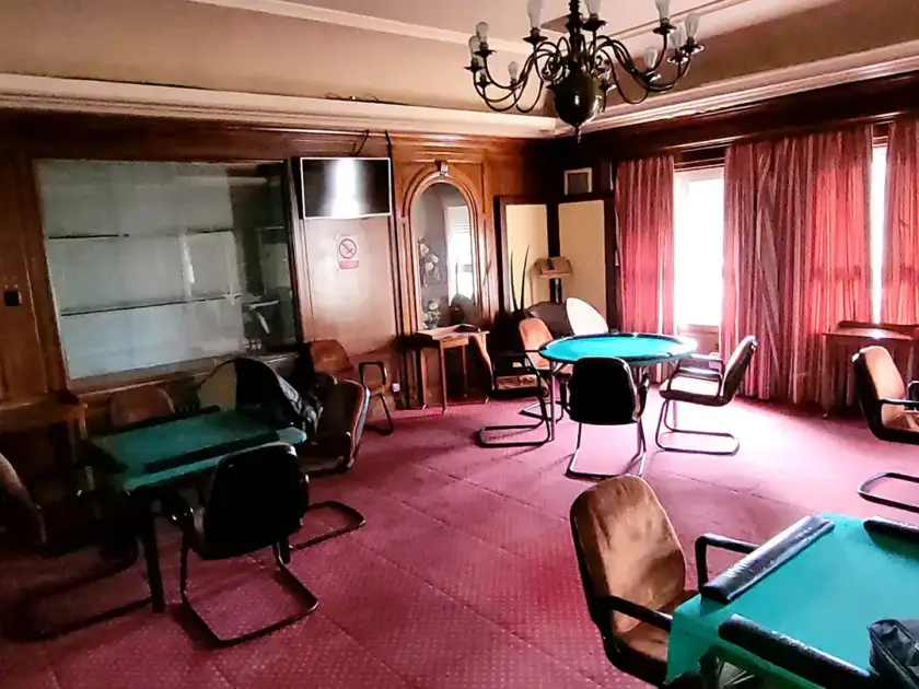 Detalle de carpintería y acabados de un salón histórico restaurado