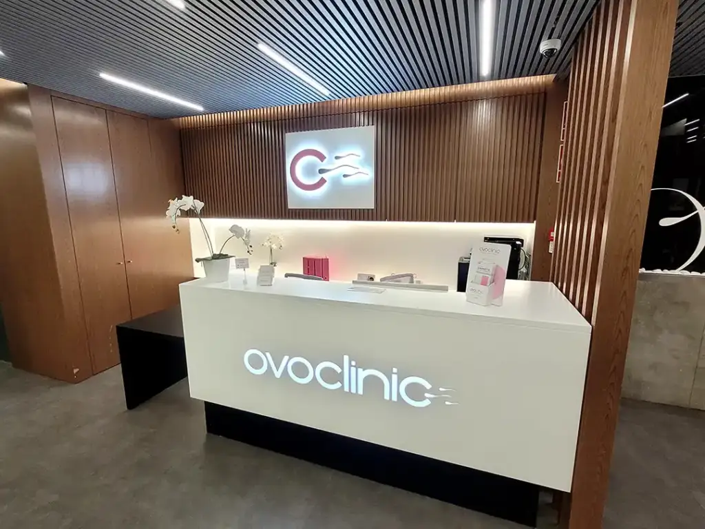 Proyecto de recepción para Ovoclinic. Mobiliario a medida para clínicas y centros médicos con diseño funcional.