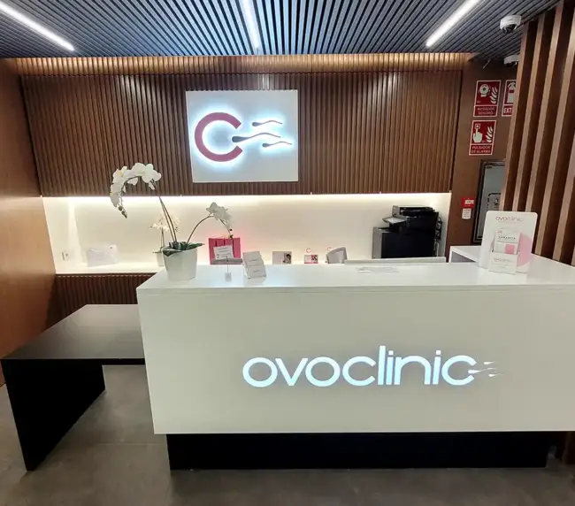 Proyecto de recepción para Ovoclinic. Mobiliario a medida para clínicas y centros médicos con diseño funcional.